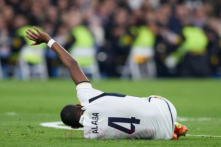 记者:阿拉巴训练中受伤 可能缺战皇社 记者:阿拉巴训练中受伤 可能缺战皇社